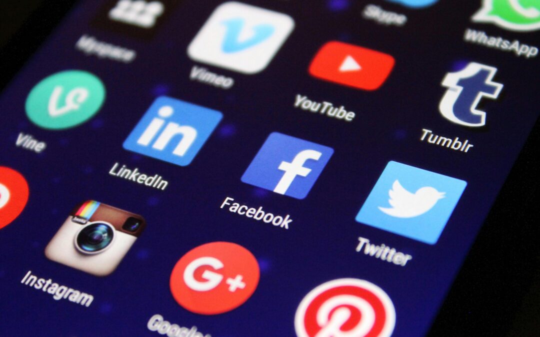 Peluang bisnis digital di era modern dengan potensi keuntungan besar, termasuk toko online, pemasaran digital, dan kursus online.