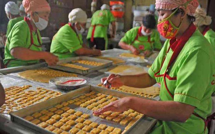 Transformasi Usaha Snack Homemade Jadi PT Intip Proses di Baliknya!