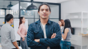 Pengusaha cerdas 2025 memantau pertumbuhan bisnis digital secara legal dan 
efisien