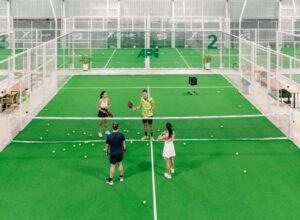 Bisnis franchise lapangan padel dengan desain standar franchise olahraga modern