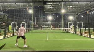 cara buat turnamen padel lokal indonesia dengan pemain bertdanding dan penonton di tribun kecil