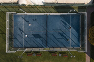 Lapangan padel modern sebagai peluang bisnis padel menguntungkan di Indonesia