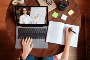 belajar Kelas virtual online menggunakan platform e-learning Indonesia tahun 2025